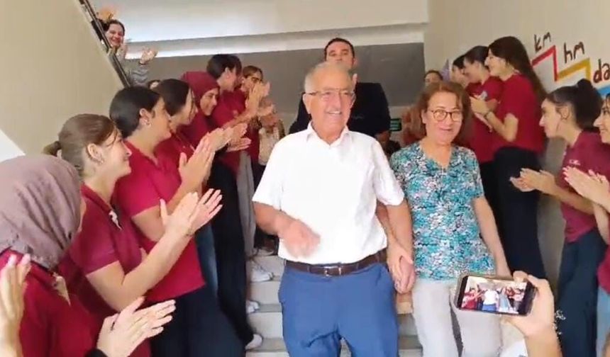 'İyi ki gençlere hizmet etmişim' diyen 42 yıllık öğretmen, mesleğine öğrencilerinin alkışları içerisinde veda etti