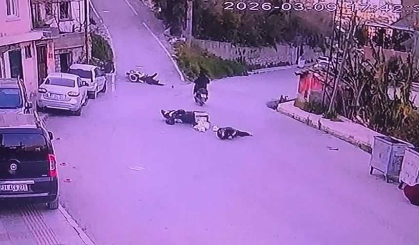 Motosikletlerin kafa kafaya çarpıştığı kazada şahısların yere savrulduğu anlar kameraya yansıdı