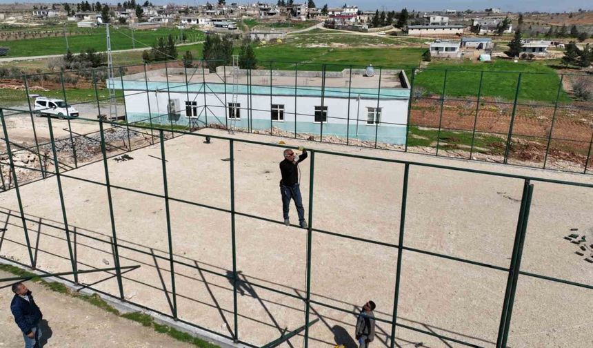 Olukyanı ve Payamlı halı sahaları tamamlanıyor