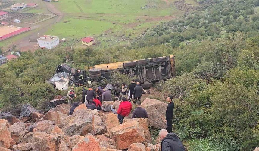 Uçuruma yuvarlanan kamyonun sürücüsü öldü