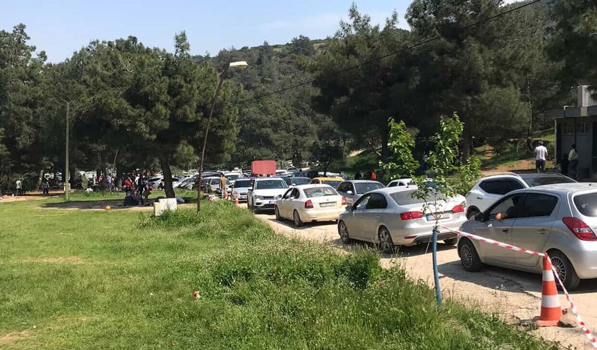 Havaların ısınmasıyla mesire alanlarında yoğunluk arttı: Vatandaşlar park yeri bulamayınca geri dönüyor