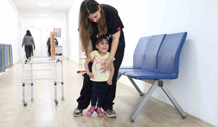 Ada Su'nun 2 yıl süren fizik tedaviyle ilk adımlarını atması yürekleri ısıttı