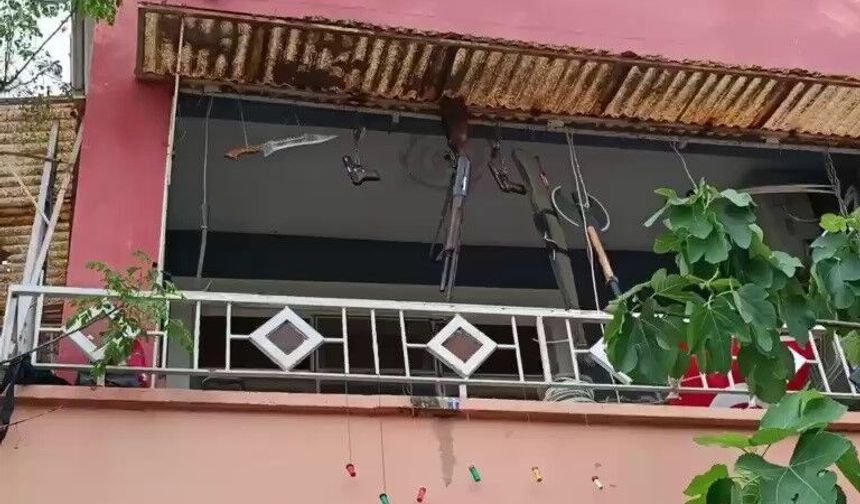 Balkonda silah, balta ve kılıç sergileyen şahıs hayrete düşürdü