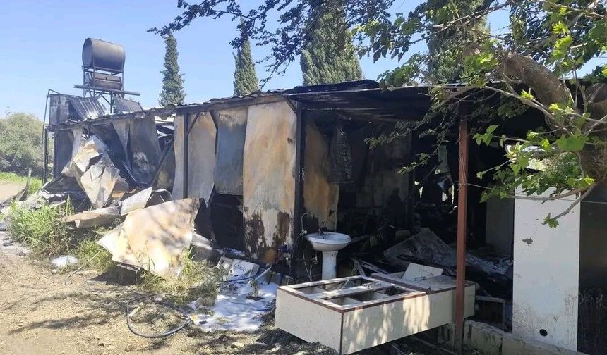 Depremzede ailenin yaşadığı 2 konteyner alevlere teslim oldu