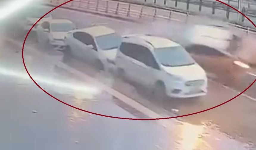 Diyarbakır'da ticari taksinin 3 otomobile çarptığı kaza kamerada