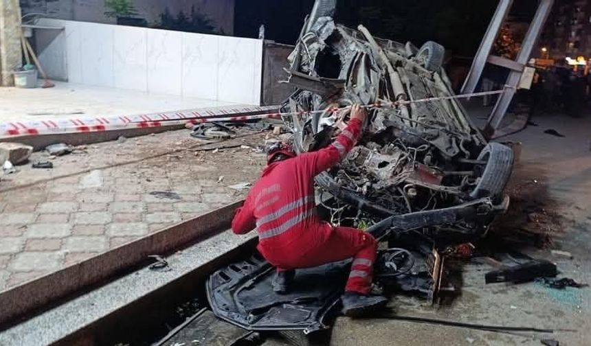 Dörtyol'da aydınlatma direğine çarpan araç hurdaya döndü: 2 yaralı