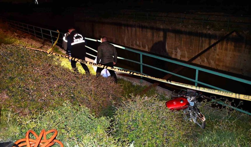 Gece karanlığında şarampole uçan motosikletin 29 yaşındaki sürücüsü öldü