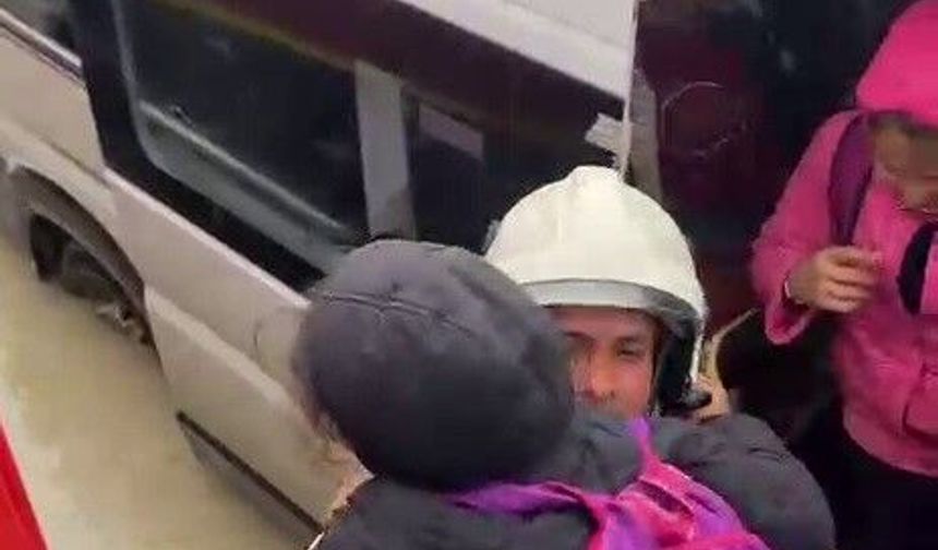 Göle dönen yolda mahsur kalarak korku dolu anlar yaşayan servisteki öğrencileri itfaiye kurtardı