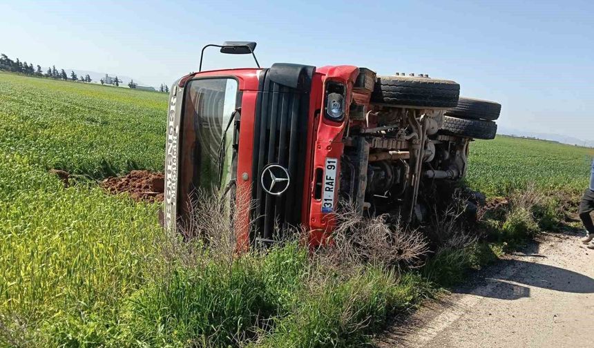 Hatay'da sürücüsünün kontrolünü kaybettiği tır devrildi