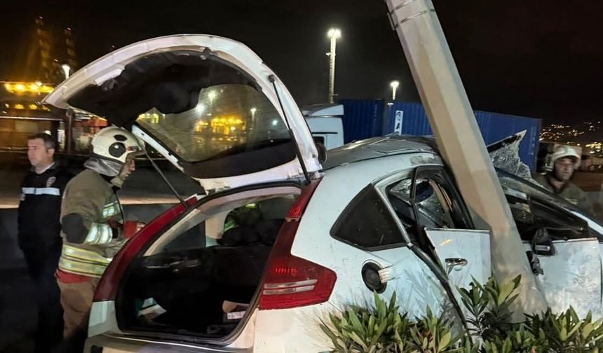 İskenderun'da hurdaya dönen otomobilin sürücüsü yaralandı