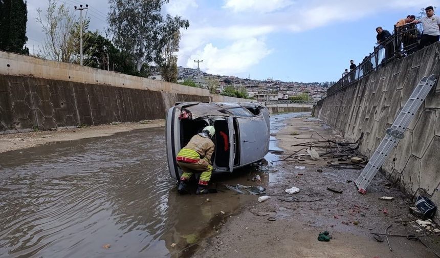 İskenderun'da kanala düşen otomobildeki 2 kişi yaralandı