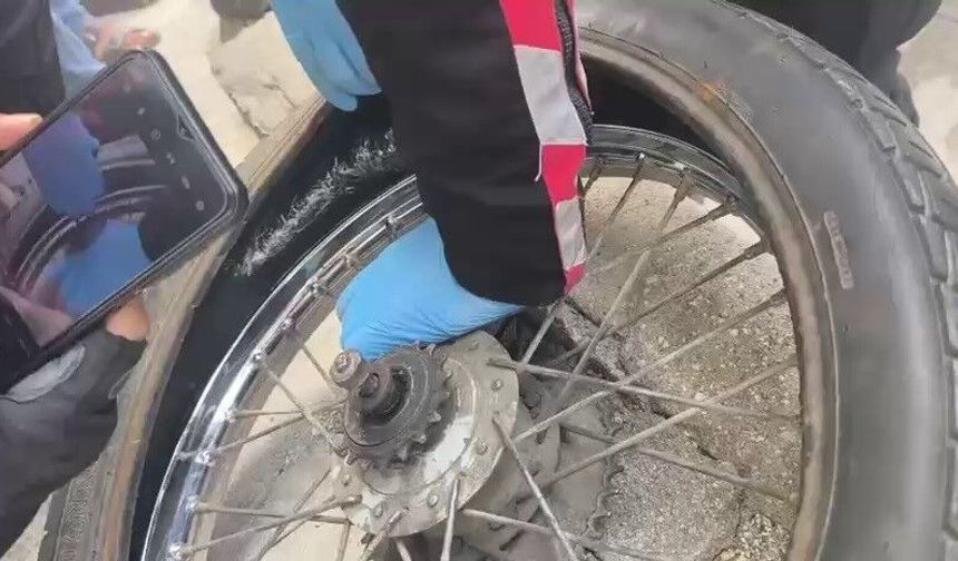 Kendi rızasıyla evindeki esrarı polise teslim etti, uyuşturucuyu motosiklet lastiğine gizlediği ortaya çıktı