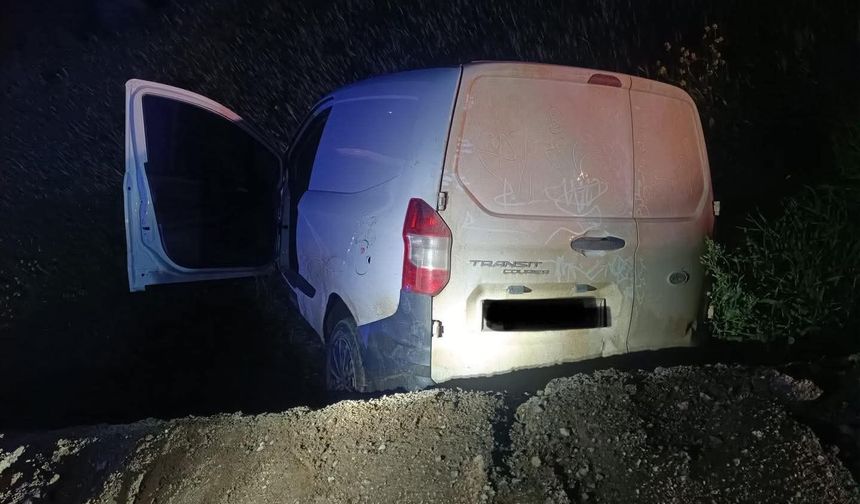 Kırıkhan'da şarampole devrilen hafif ticari aracın sürücüsü yaralandı