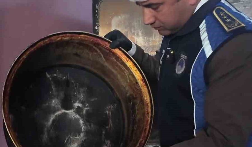 Mide bulandıran tencerenin bulunduğu yemekhane mutfağında üzerinde sinekler uçuşan çürümüş patatesler zabıta ekiplerini hayrete düşürdü