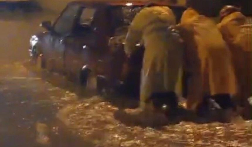 Minibüste mahsur kalan 4 kişiyi itfaiye kurtardı