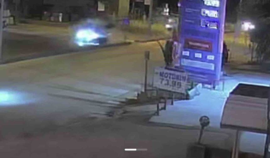 Otomobille çarpışan motosikletteki 2 kişi metrelerce havaya uçtu