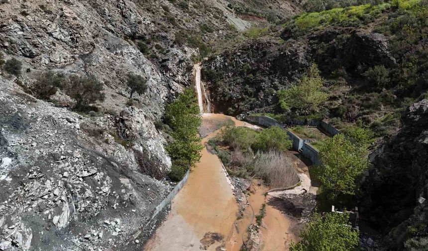 Tarihi kuraklıkla yok olan şelale, aşırı yağışlarla yeniden hayat buldu