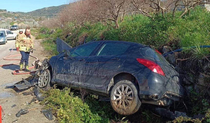 Yayladağı'nda bahçe duvarına çarpan otomobil hurdaya döndü