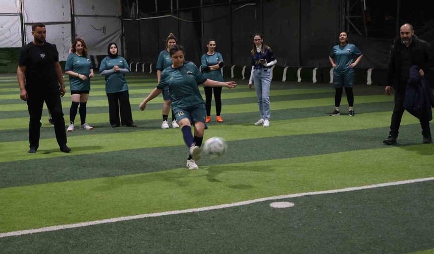 Yeşil sahadaki performanslarıyla erkeklere taş çıkaran kadınlar, halı saha maçında doyasıya eğlendiler