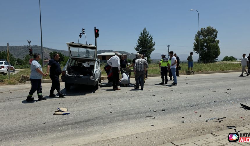 Hatay’da seyir halindeki iki otomobil çarpıştı: 1’i ağır 2 yaralı