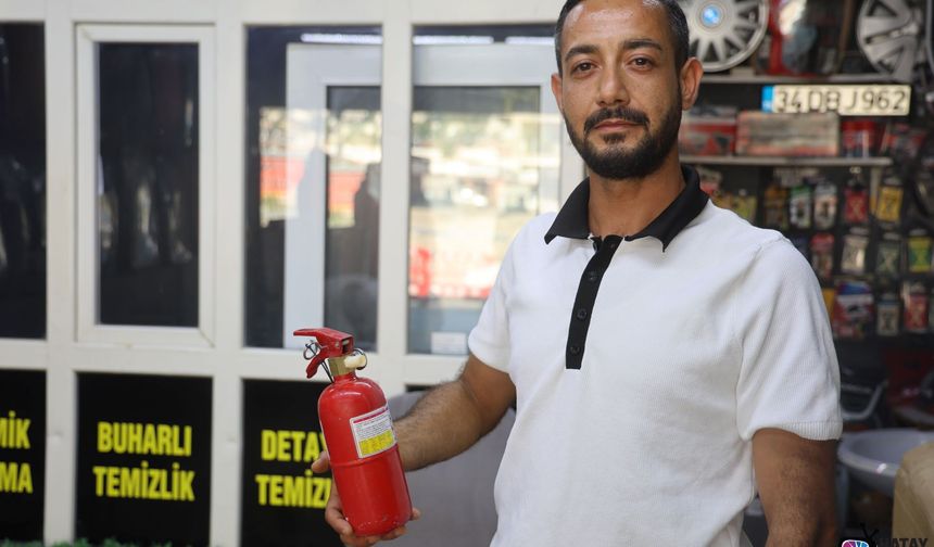 Yıkatmaya getirilen araçtan çıkan dumanları fark eden çalışanın hızlı müdahalesi aracı yanmaktan kurtardı